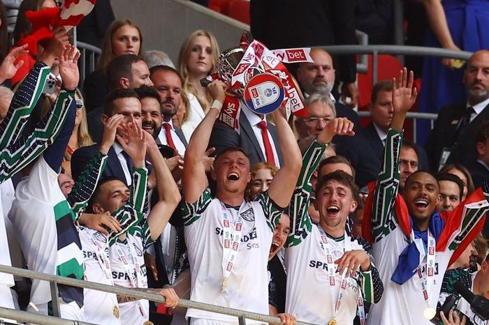 Xác định đội bóng cuối cùng thăng hạng Premier League