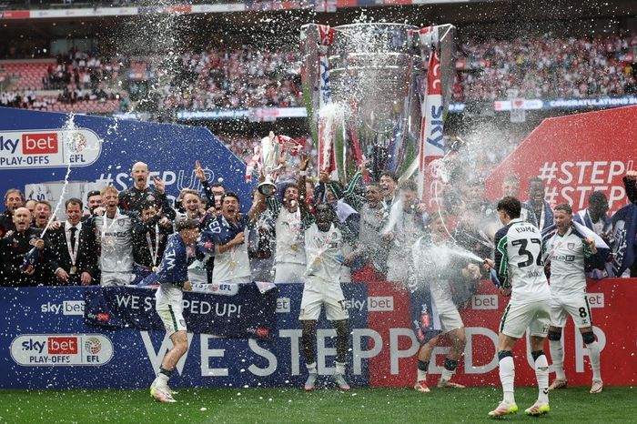 Ngược dòng ngoạn mục, Sunderland trở lại Ngoại hạng Anh sau 8 năm vắng bóng