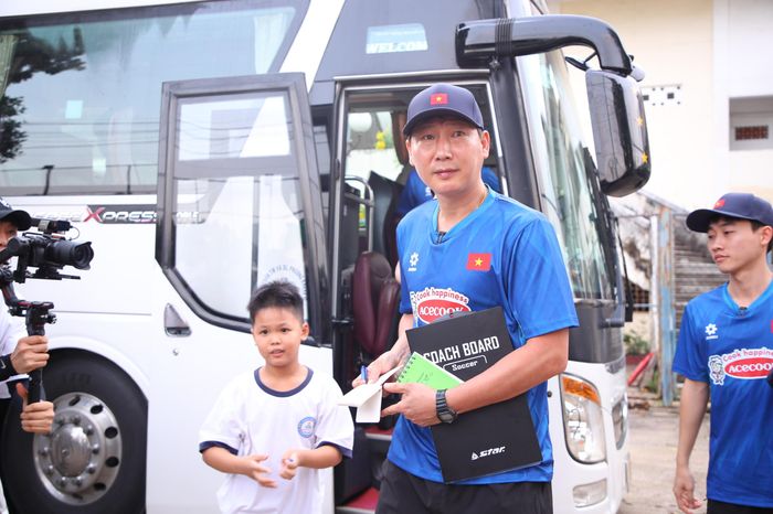 HLV Kim Sang-sik muốn giúp học trò đánh bại CLB Manchester United