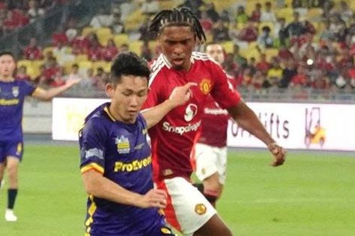 Hoàng Đức và các đồng đội của ASEAN All-Stars thắng sát nút Man United
