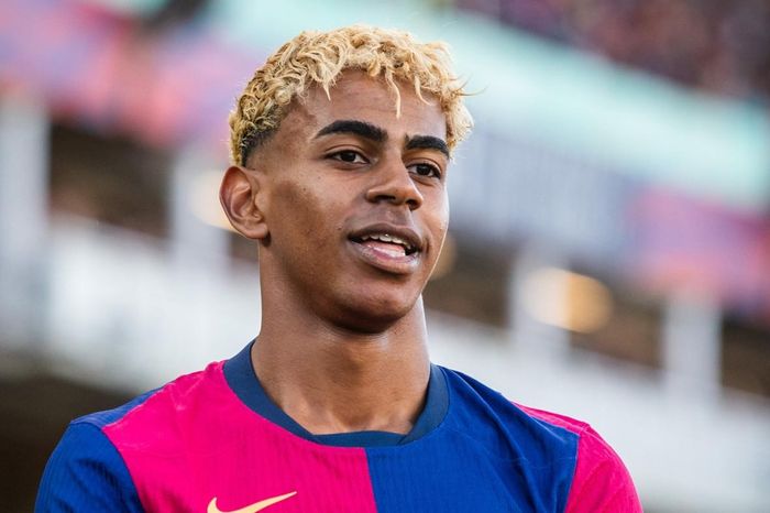 Lamine Yamal ký hợp đồng 'Quả bóng vàng' với Barca