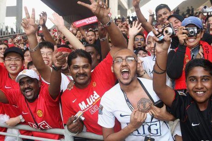 CĐV thế giới phản ứng về trận thắng của HLV Kim Sang Sik trước Man United