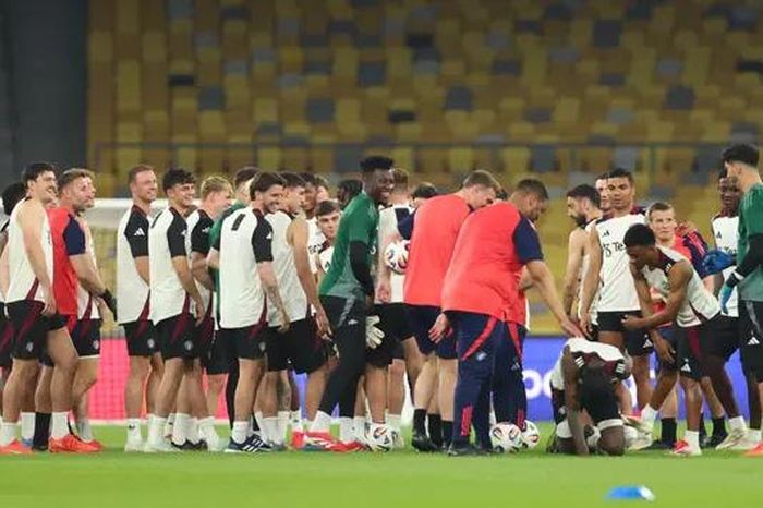Manchester United tập làm quen sân Bukit Jalil