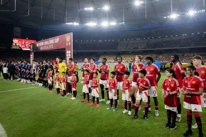 Thua ASEAN All- Stars, MU bị fan cứng chúc mùa tới… trụ hạng thành công