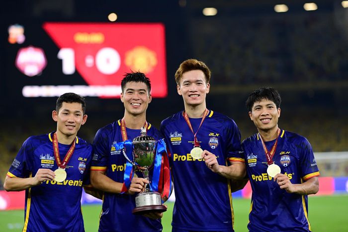 4 tuyển thủ Việt Nam nâng cúp trước MU