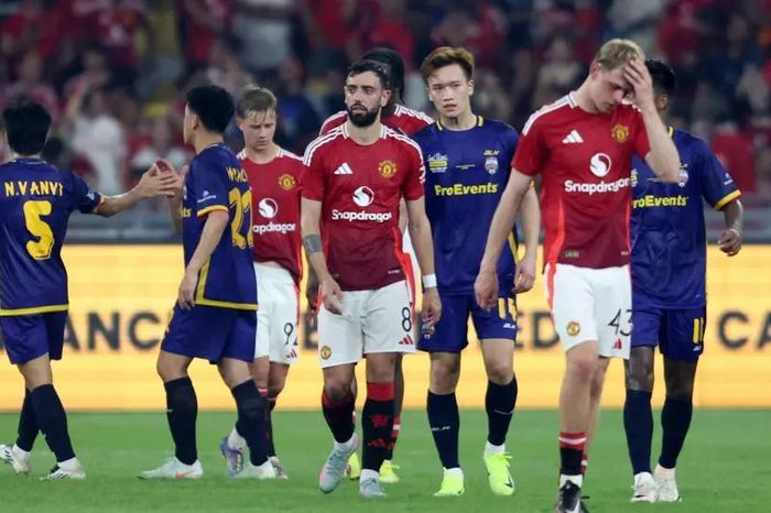 Man United bị la ó sau thất bại trước đội bóng của Hai Long, Hoàng Đức