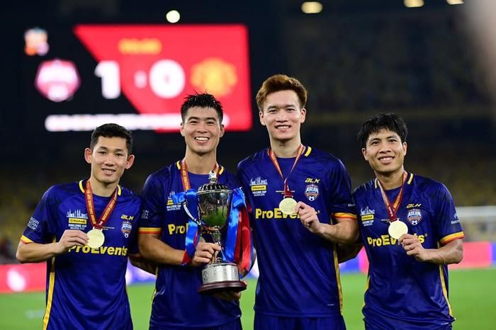Truyền thông quốc tế nói gì về màn trình diễn của Hai Long với Man United?