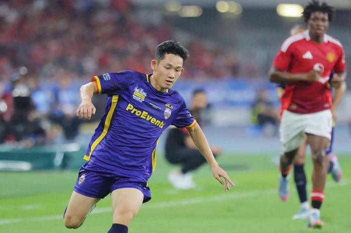 CĐV MU phát sốt với màn trình diễn của Hai Long