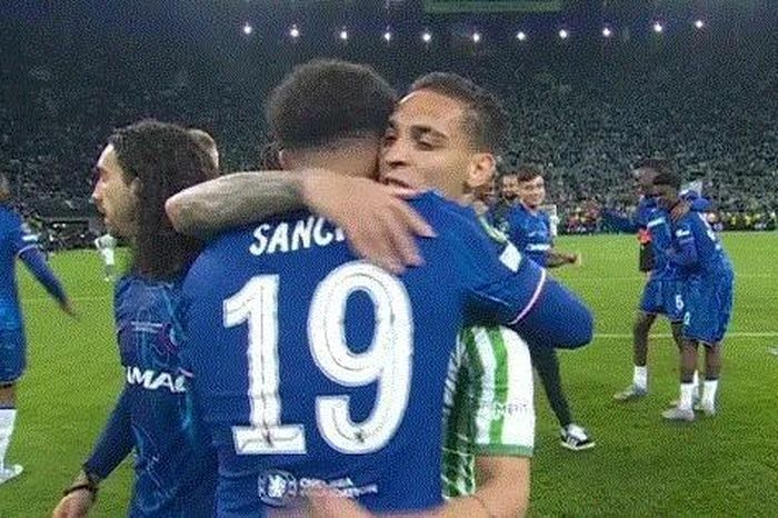 Antony được Sancho an ủi sau khi bật khóc tại chung kết Conference League