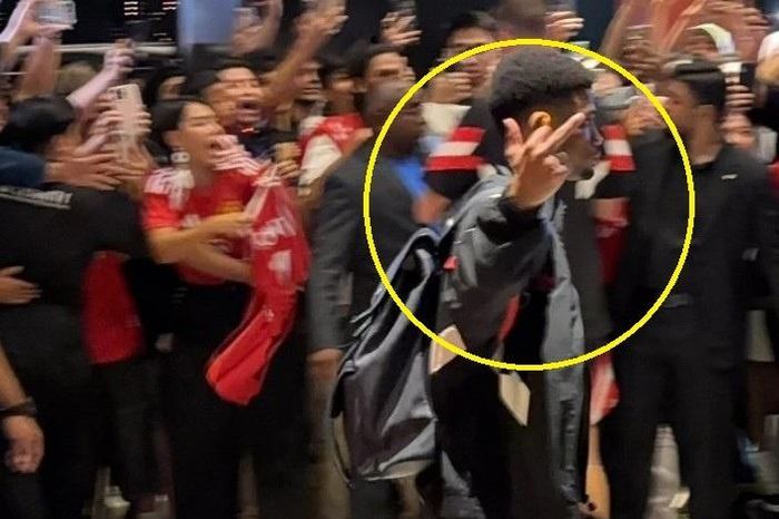 Amad lên tiếng về 'ngón tay giữa'