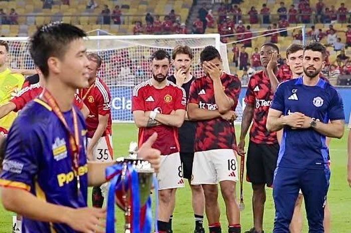 Hình ảnh gây sốt của Duy Mạnh trước dàn sao MU