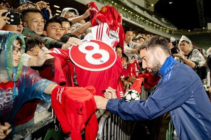 MU đấu Hồng Kông: Chuyến đi 'hành xác' để kiếm tiền