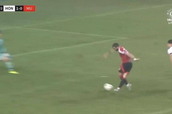 Cú rabona hỏng của Bruno Fernandes