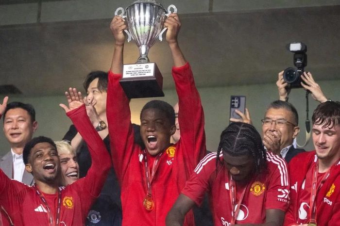 Dàn sao Man Utd cuồng nhiệt nâng 'Cúp Thử thách'