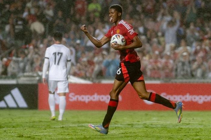 Man Utd chật vật thắng ngược Hong Kong