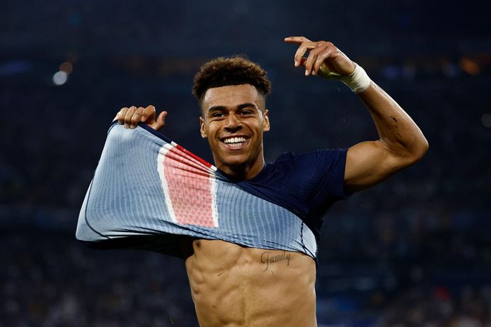Sao trẻ 19 tuổi đi vào lịch sử Champions League