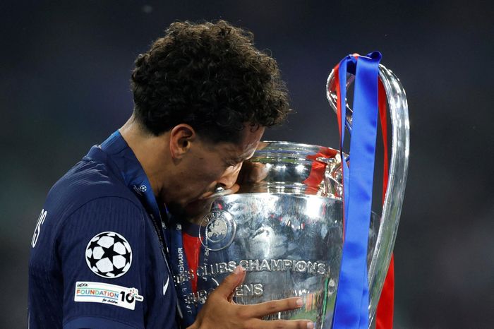PSG chạm tay đến vinh quang sau chuỗi ngày tủi hổ