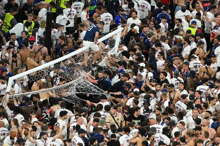Sân Allianz Arena hỗn loạn sau chiến thắng hủy diệt của PSG