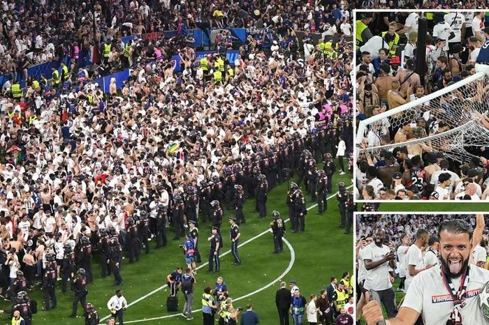 Cảnh tượng chưa từng có khi CĐV PSG tràn xuống sân ăn mừng
