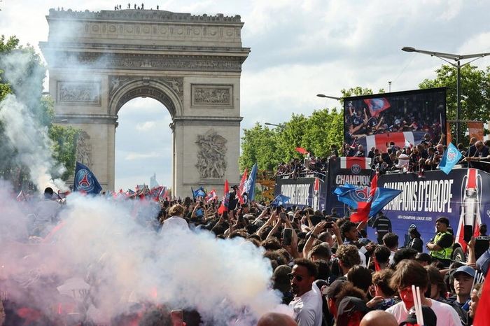 Diễu hành mừng chức vô địch của PSG lu mờ bởi bạo lực và thương vong