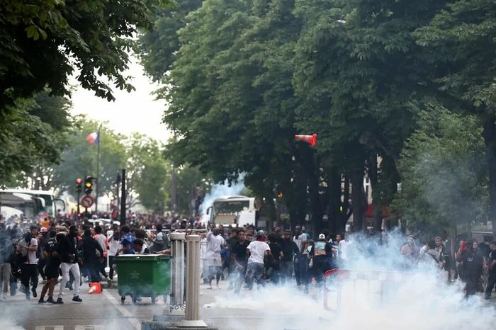 Sau 2 ngày PSG vô địch Champions League, đường phố Paris vẫn hỗn loạn