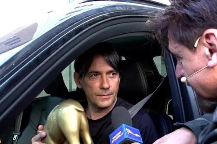 Trở về nhà, HLV Simone Inzaghi bị hạ nhục bằng giải 'Lợn vòi Vàng'