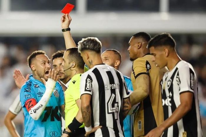 Neymar bị đuổi khỏi sân vì tái hiện 'Bàn tay của Chúa'