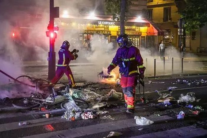 CĐV Paris Saint Germain biến ăn mừng thành bạo loạn