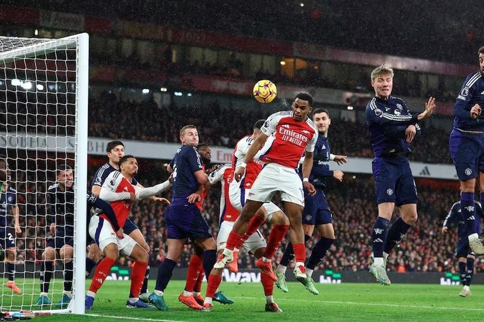 Arsenal vẫn kém MU trên BXH UEFA