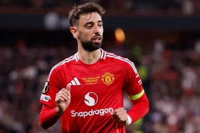 Quyết định ở lại MU của Bruno Fernandes được khen ngợi