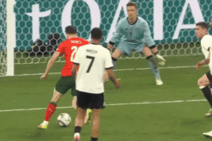 Ter Stegen cứu thua không tưởng