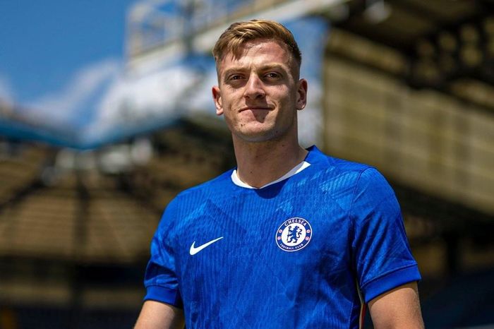Chelsea công bố tân binh đầu tiên