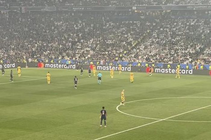 Trốn trong toilet 27 giờ để 'xem chùa' chung kết Champions League