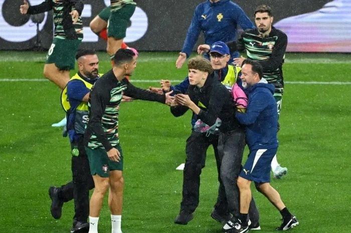 Cận cảnh an ninh khống chế cổ động viên lao vào Ronaldo