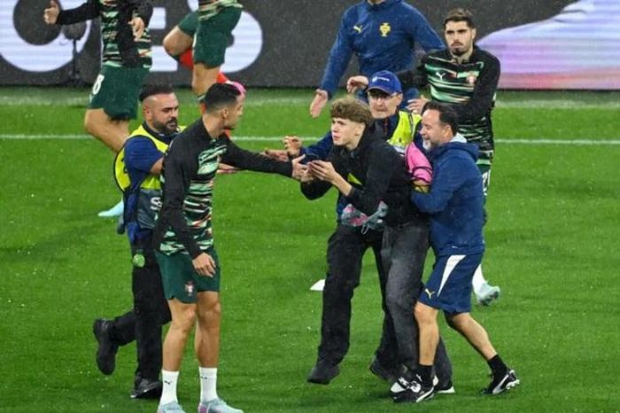 Ronaldo bị cổ động viên tóm bất ngờ, phản ứng của siêu sao khiến dân mạng 'dậy sóng'