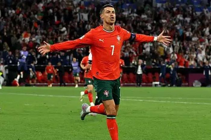 Ronaldo tạo cột mốc mới trong sự nghiệp ở tuổi 40