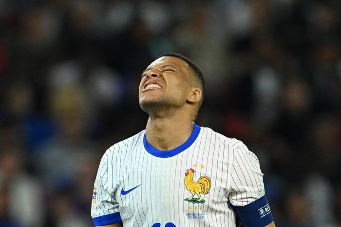 Mbappe bất mãn với trọng tài