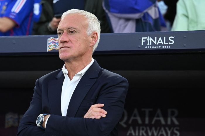 CĐV Pháp kêu gọi sa thải HLV Deschamps