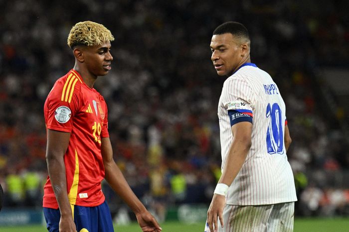 Lamine Yamal - khi Mbappe cũng phải cúi đầu