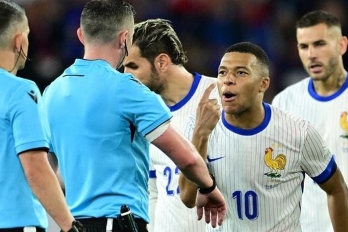 Tuyển Pháp thua Đức, Mbappe kiểm tra đồng hồ của trọng tài