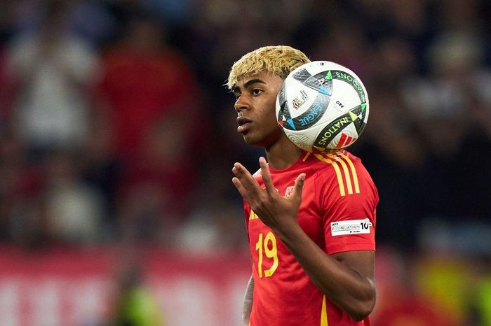 Lamine Yamal thách thức Ronaldo