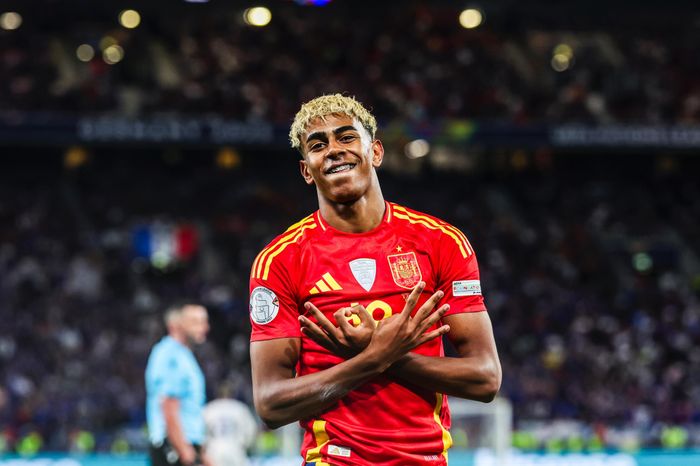 Yamal hay hơn Ronaldo, Messi ở tuổi 17
