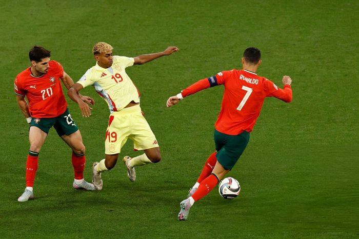 Ronaldo 2 lần cướp bóng trong chân Yamal
