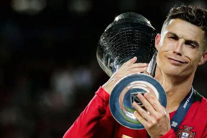 Vô địch ở tuổi 40, Ronaldo lại viết nên chương mới, với những kỷ lục mới