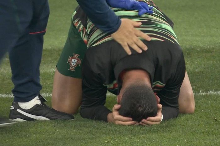 Ronaldo không dám xem luân lưu, bật khóc khi Bồ Đào Nha vô địch