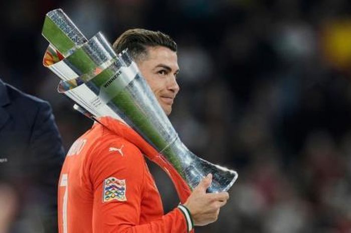 Ronaldo chạy lại, quỵ xuống, rồi khóc…