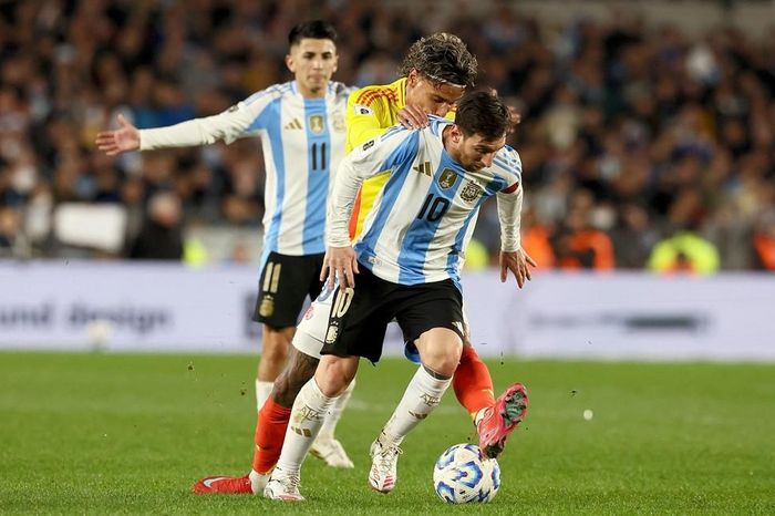 Messi im tiếng, Argentina thoát thua ngoạn mục trước Colombia
