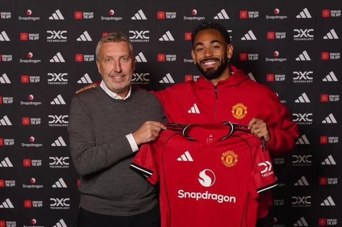 Manchester United công bố tân binh đầu tiên