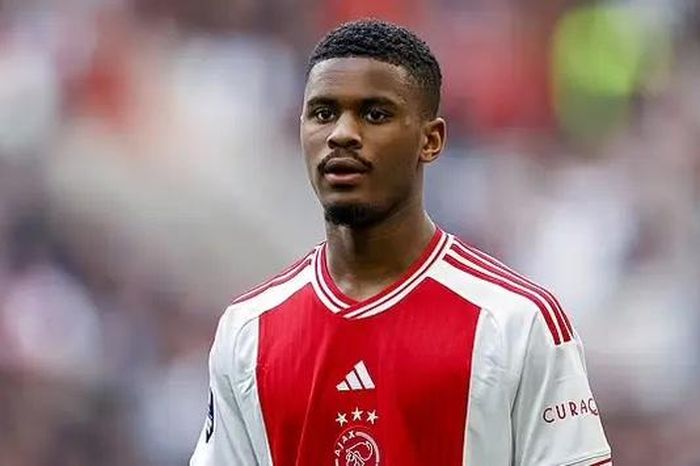 Arsenal hỏi mua hậu vệ của Ajax
