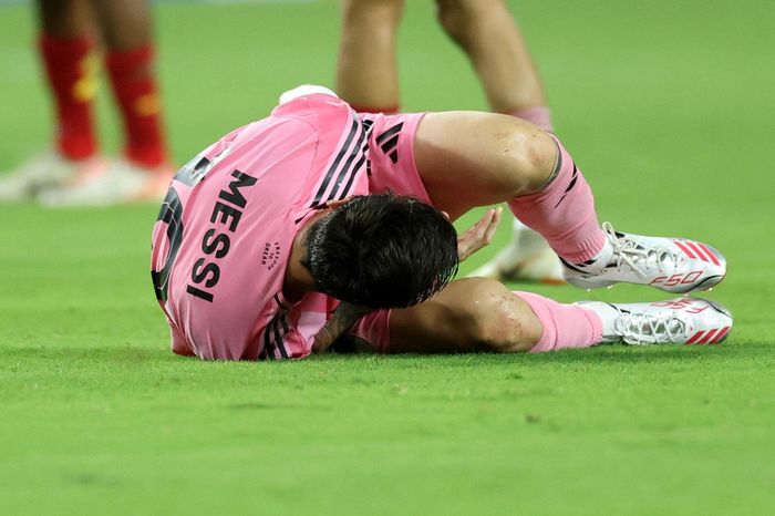 Messi bị đối thủ đạp vào người